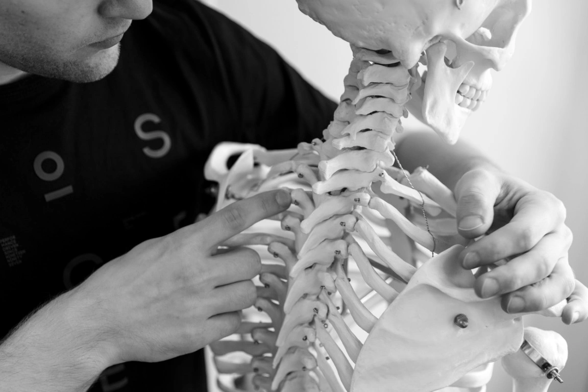 naprapaatti tutkimassa selkärankaa ja fasettilukkoa.